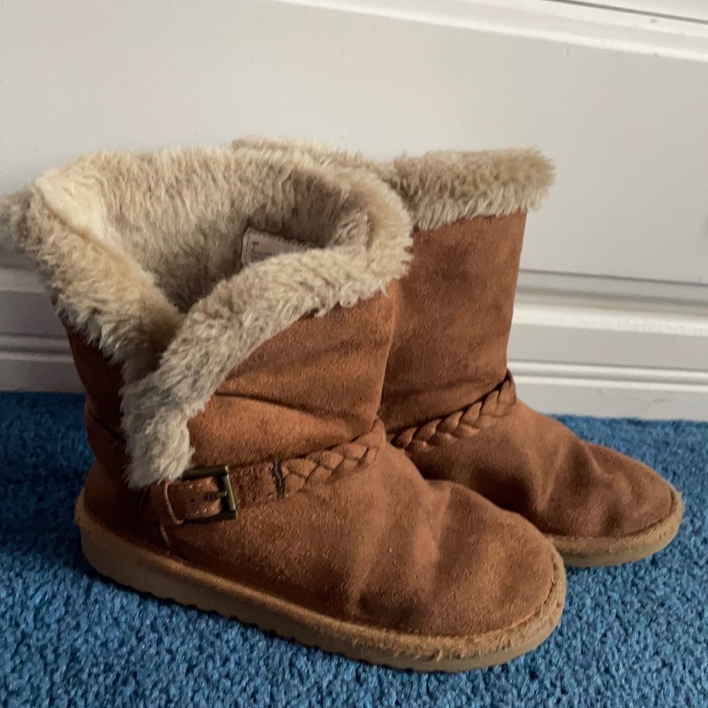 “The Children’s Place boots”.